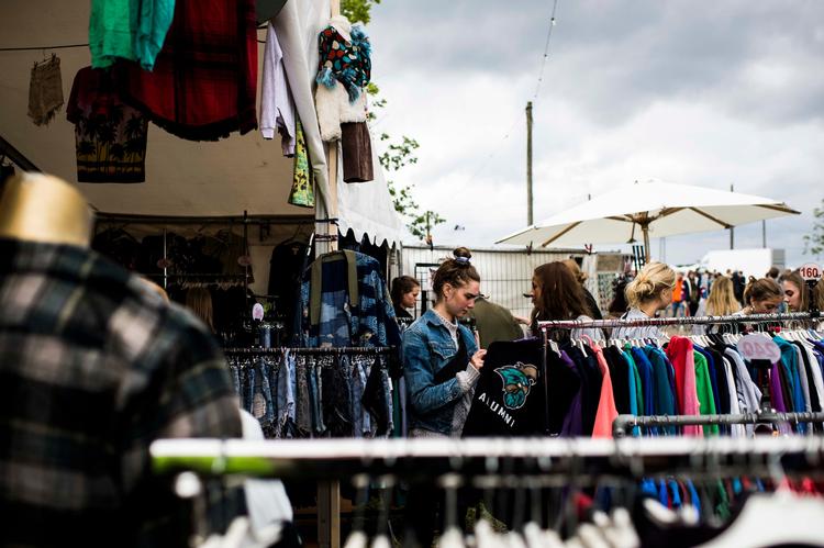 De lokale forretninger i Roskilde by klager over at al handlen er rykket ud af byen, men Christina Bilde der er talskvinde for festivalen understreger, at man skal huske at festivalen også bidrager til kommunen via donationer.

   