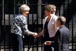 Premierminister Theresa May log DUP-leder Arlene Foster. 