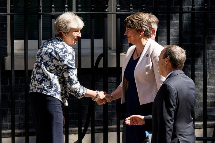 Premierminister Theresa May log DUP-leder Arlene Foster. 