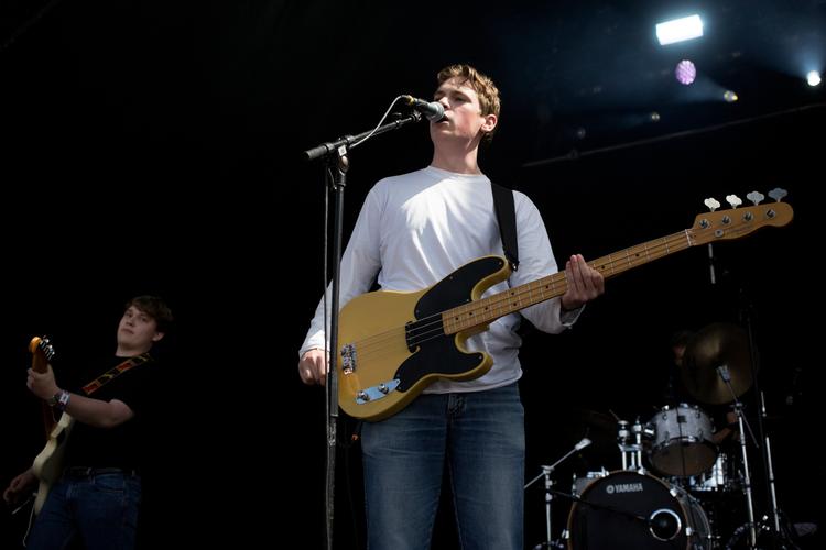 Århusianske Modest på Rising Scenen. I august sidste år blev de nævnt her i Politiken blandt 10 Aarhus-bands man skulle unde sig selv at kende til.
   