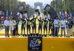 Sådan så det ud, da Movistar sidste år hyldedes for den samlede sejr i holdkonkurrencen på Champs-Élysées. 