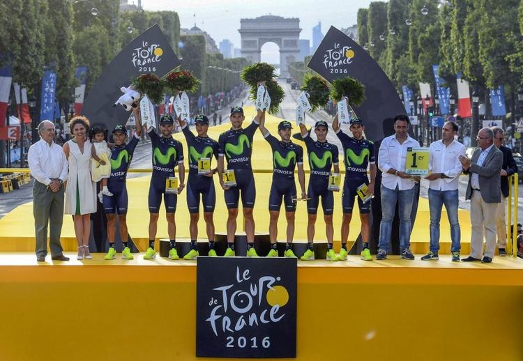 Sådan så det ud, da Movistar sidste år hyldedes for den samlede sejr i holdkonkurrencen på Champs-Élysées. 