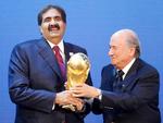 
   Daværende Fifa-præsident Sepp Blatter overdrager Qatars sheikh Hamad bin Khalifa Al-Thani, VM-trofæet som bevis på, at ørkenstaten skal arrangere VM i 2022.
   