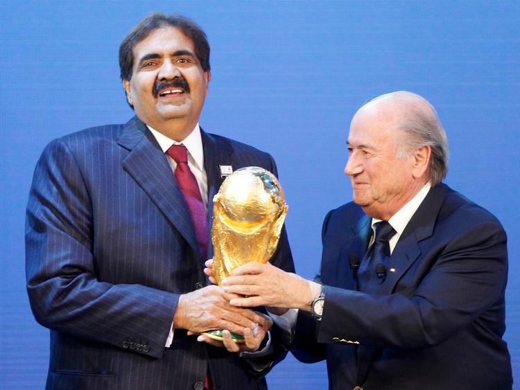 
   Daværende Fifa-præsident Sepp Blatter overdrager Qatars sheikh Hamad bin Khalifa Al-Thani, VM-trofæet som bevis på, at ørkenstaten skal arrangere VM i 2022.
   