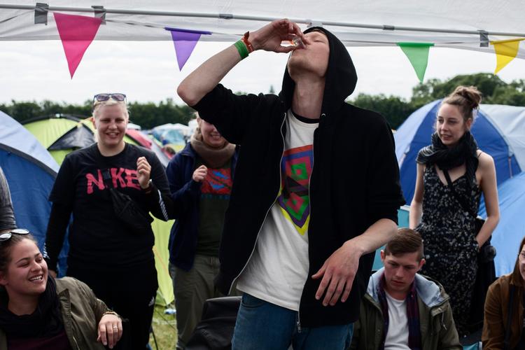 Hver morgen er der selvkritik i Camp Selvkritik, der er en del af Roskilde Festival Højskoles område på festivalen, hvor det gode naboskab er sat i højsædet. 