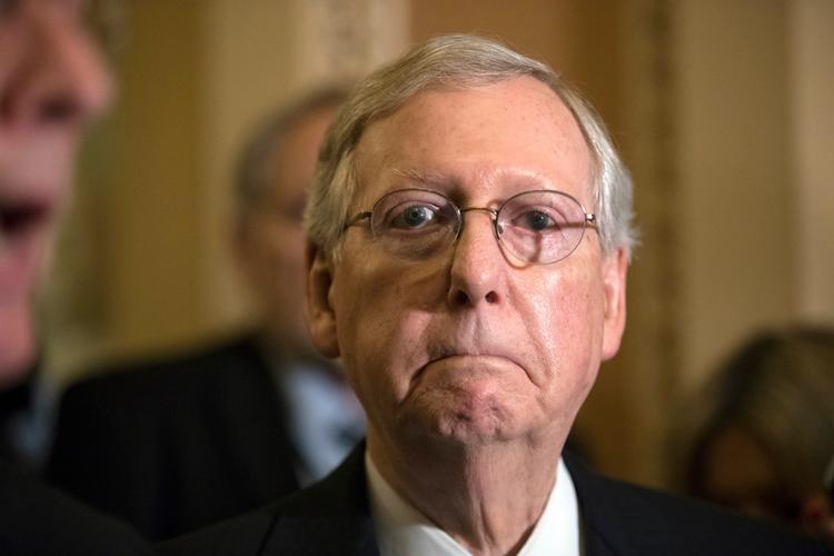 Det var tydeligvis ikke morsomt for lederen af de republikanske senatorer, Mitch McConnell, at fortælle pressen om den seneste udskydelse af afstemningen om en ny sundhedsreform.  