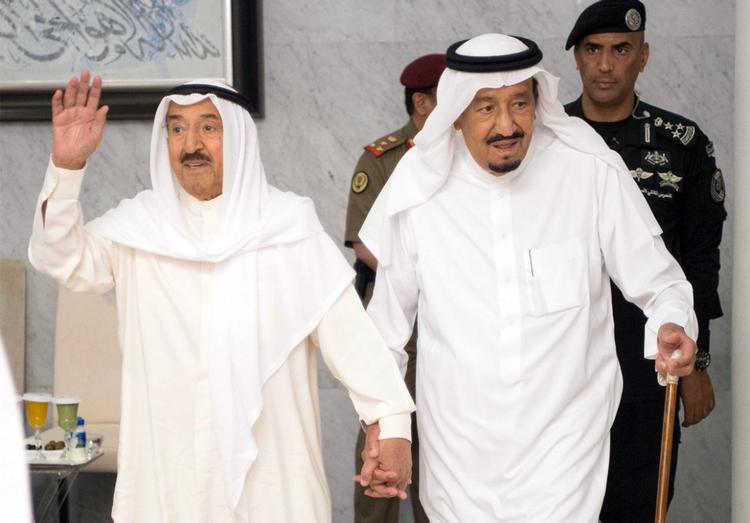 
Kong Salman bin Abdulaziz Al Saud, (th) og  Kuwaits emir Sheikh Jaber al-Ahmad al-Sabah.  (arkivfoto) 