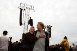 Hvad er god lyd? Ja, det er et vidt begreb, mener Morten Büchert, Roskilde Festivals lydkonsulent (th.), der her får et kram af en festivalgæst.  