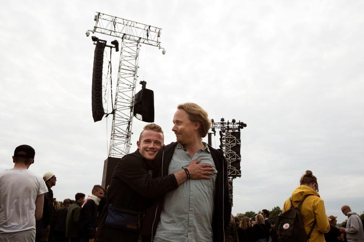 Hvad er god lyd? Ja, det er et vidt begreb, mener Morten Büchert, Roskilde Festivals lydkonsulent (th.), der her får et kram af en festivalgæst.  