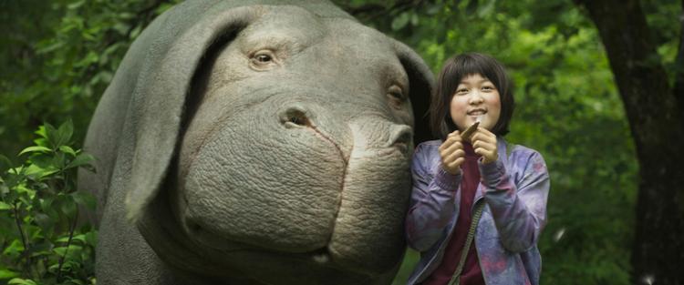 Seo-Hyun Ahn i hovedrollen som Mija ses her sammen med kæmpegrisen Okja. 
   