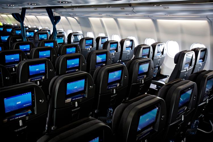 Flyselskaberne maser flere og flere sæder ind i kabinen. Det vil amerikanske politikere nu sætte en stopper for. Billedet er fra et SAS-fly, hvor benpladsen ikke er nede på det niveau, som amerikanske politikere kritiserer.  