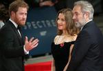Forbindelserne skal være i orden. Her ses producer Barbara Broccoli og instruktør Sam Mendes i samtale med den britiske prins Harry, da James Bond-filmen 'Spectre' havde premiere i oktober 2015.  