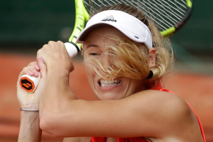 Det så sort ud for Caroline Wozniacki midt i 2. sæt, men danskeren fik presset kampen ud i et tredje og afgørende sæt.
   