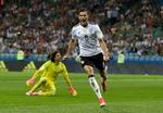 22-årige Leon Goretzka fra Schalke 04 havde en dejlig aften i Sotji, hvor han bragte Tyskland på sejrskurs med to tidlige scoringer mod Mexico.
   