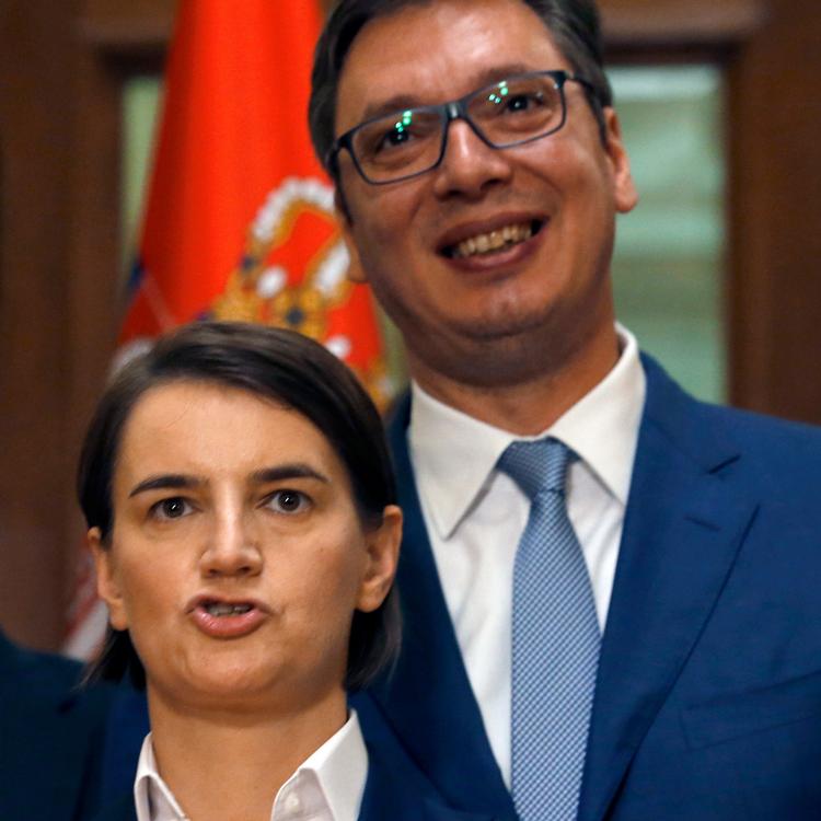 Serbiens nye regeringschef, Ana Brnabic sammen med landets magtfulde præsident, Aleksandar Vucic. 