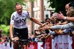 Tiljublet Chris Froome hilser på publikum undervejs til præsentationen i Düsseldorf i aftes. Foto: ASO/Alex Broadway. 