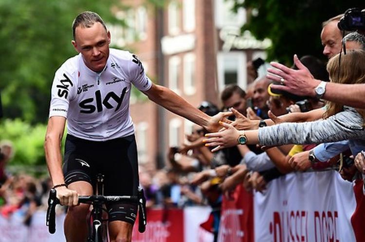 Tiljublet Chris Froome hilser på publikum undervejs til præsentationen i Düsseldorf i aftes. Foto: ASO/Alex Broadway. 