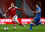 Niki Zimling, her i en af sine kampe for Danmark, er vendt tilbage til Superligaen, og i SønderjyskE kan han blive en gevinst som midtbanespiller
    .
   