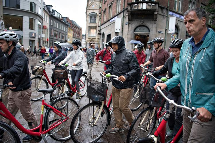 Danmark er verdenskendt for sin cykelkultur, og netop en tur på to hjul tiltrækker mange turister. Men det er ikke helt ufarligt, når de ofte uerfarne cyklister hopper på sadlen – faktisk er turister og udlændinge involveret i hvert sjette cykeluheld i Danmark.
   