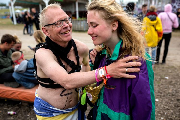 Johanna går med på at følge sin far over til nøgenløbet på Roskilde Festivalen. Men hun går inden starten.  Ivan Riordan Boll /POLFOTO