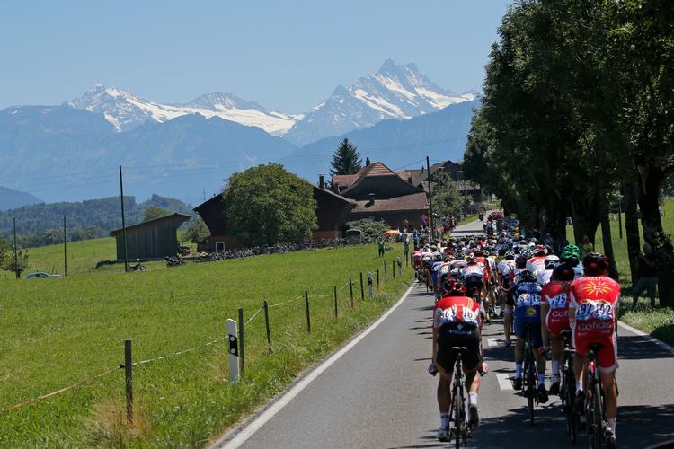Touren starter i dag rimelig fladt for rytterne, men lige som her fra sidste års løb dukker bjergene senere op i det fjerne. Og lover drama.
   