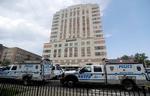 Politiet er massivt til stede ved Bronx Lebanon Hospitali New York. 