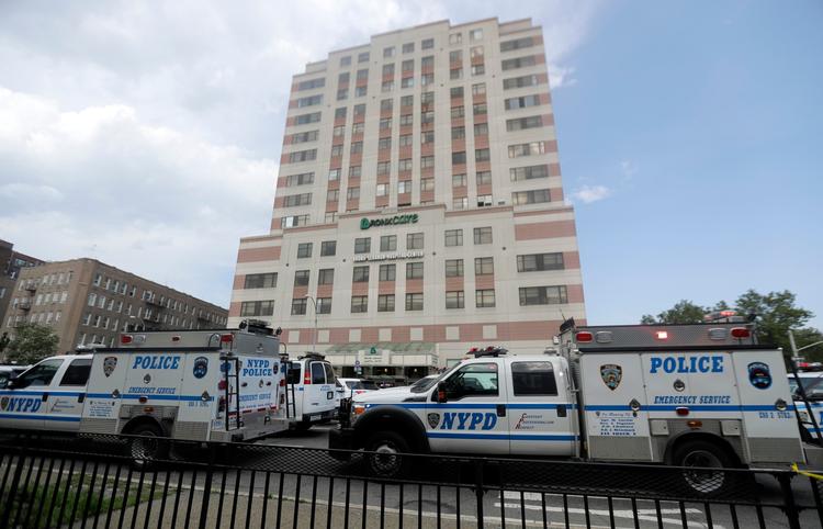 Politiet er massivt til stede ved Bronx Lebanon Hospitali New York. 