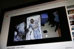 En video udsendt af de kinesiske myndigheder viser tilsyneladende Liu Xiaobo få behandling på hospitalet. 