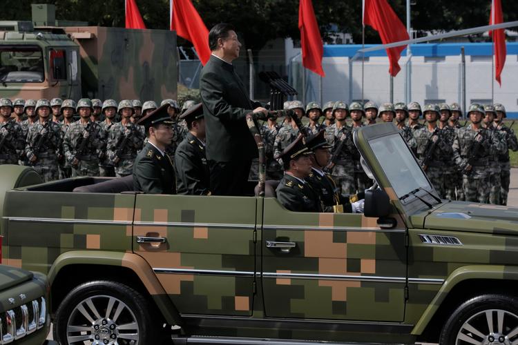 For at vise sin magt har Kina i forbindelse med 20-årsmarkeringen  gennemført den største militærparade i Hong Kong Kong nogensinde ført an af den kinesiske præsident, Xi Jinping. 