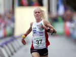 Maja Alm har de sidste par år løbet sig til masser af succes, og lørdag vandt hun igen VM-titlen i orienteringsportens sprint. 
