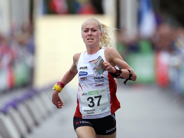 Maja Alm har de sidste par år løbet sig til masser af succes, og lørdag vandt hun igen VM-titlen i orienteringsportens sprint. 