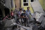 Civile flygter, mens irakiske soldater nærmer sig IS-krigere i Mosul.  