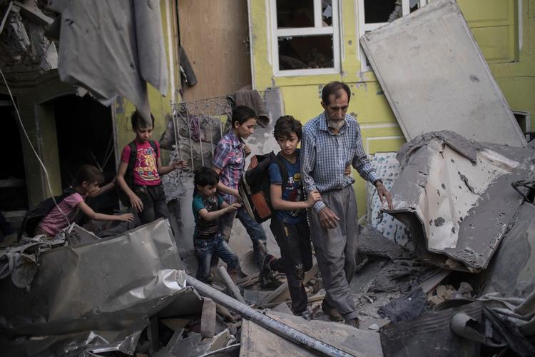 Civile flygter, mens irakiske soldater nærmer sig IS-krigere i Mosul.  