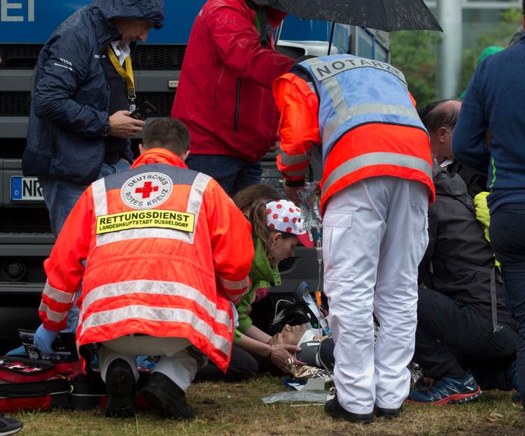 Den spanske rytter Alejandro Valverde bliver behandlet efter sit styrt, der var så voldsomt, at han måtte udgå af årets Tour de France.  