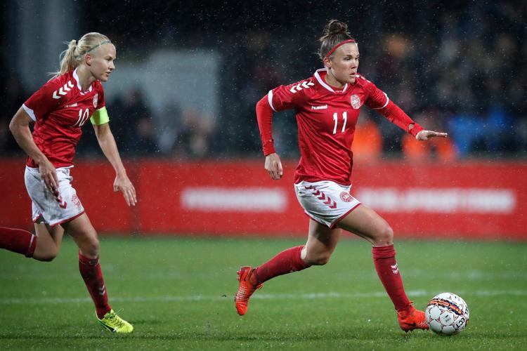 Pernille Harder og Katrine Veje var to af Danmarks bedste mod England.   