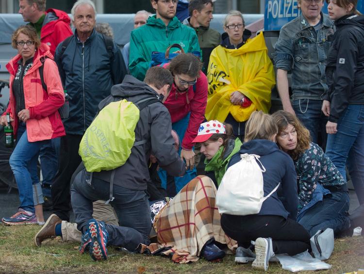 Alejandro Valverde modtager hjælp fra tilskuere umiddelbart efter sit dramatiske styrt. 
   