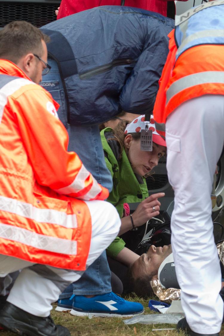 Læger behandler Valverde efter sit styrt på de regnvåde veje i Düsseldorf. 