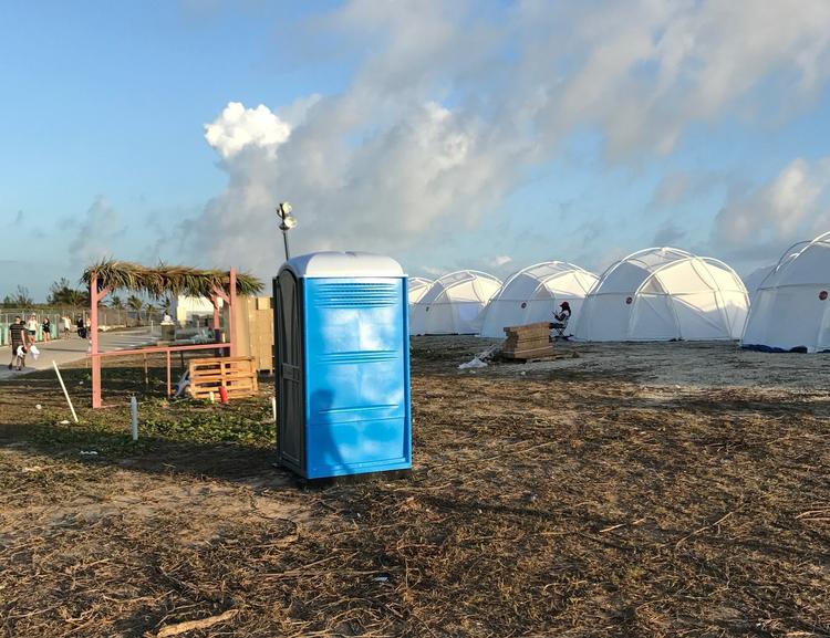 
    Festivalen var langtfra den luksus deltagerne var blevet lovet.  
