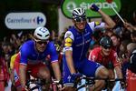 Marcel Kittel slår sejrrigt til på 2. etape og henviser Arnaud Démare (tv) og André Greipel til de følgende pladser. Foto: ASO/Pauline Ballet. 