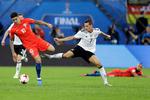 Tysklands anfører Julian Draxler i nærkamp med Chiles Pablo Hernandez. 