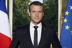 Sådan ser Emmanuel Macrons officielle præsidentportræt ud - fotograferet på Elysee-paladset i Paris. 