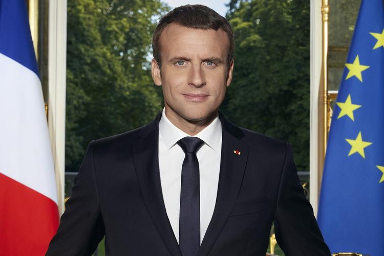 Sådan ser Emmanuel Macrons officielle præsidentportræt ud - fotograferet på Elysee-paladset i Paris. 