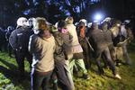 Demonstranterne lod sig ikke flytte uden kamp, da politiet søndag aften ryddede deres teltlejr i Hamburg. 