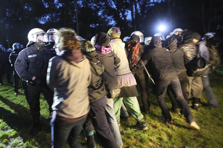 Demonstranterne lod sig ikke flytte uden kamp, da politiet søndag aften ryddede deres teltlejr i Hamburg. 