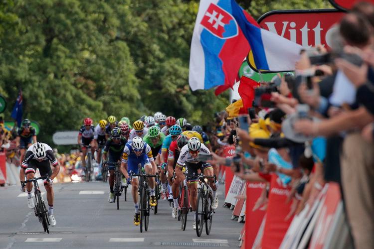 Jakob Fuglsang var med fremme, da afgørelsen på 3. etape skulle falde. han kan anes i lyseblåt til højre bag de helt forreste. Fuglsang blev nr. 7 på etapen. 