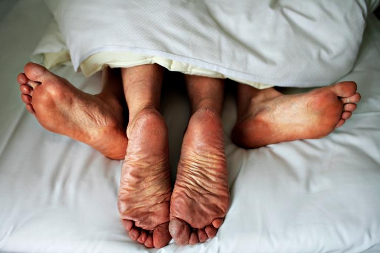Mænd, der gerne vil udskyde familieforøgelsen, kan godt droppe argumentet om, at de ikke har noget biologisk ur. For ligesom kvinder falder deres fertilitet med alderen, viser et nyt studie. 