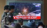 Nordkorea har endnu engang lavet en prøveaffyring. Her følger sydkoreanske soldater nyheden på tv.
 