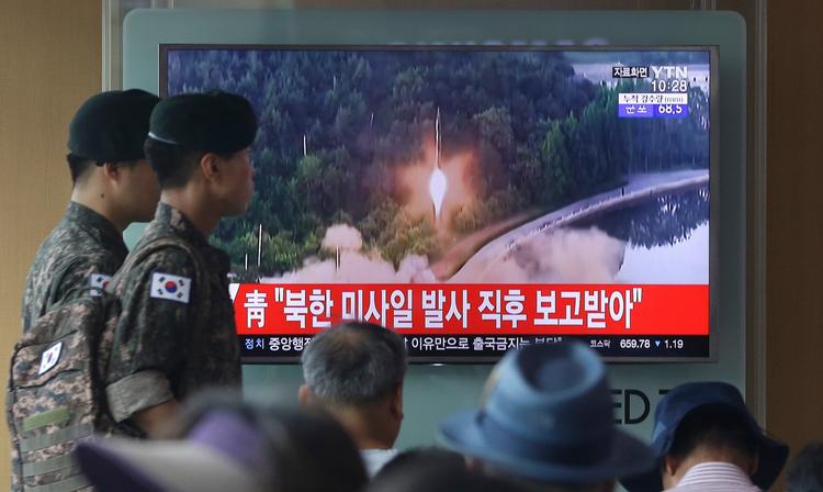 Nordkorea har endnu engang lavet en prøveaffyring. Her følger sydkoreanske soldater nyheden på tv.
 