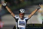 En jublende Nicki Sørensen krydser målstregen i Vittel som vinder af den 12. Tour de France-etape i 2009. 