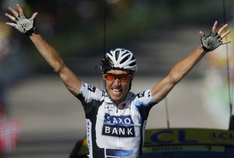 En jublende Nicki Sørensen krydser målstregen i Vittel som vinder af den 12. Tour de France-etape i 2009. 